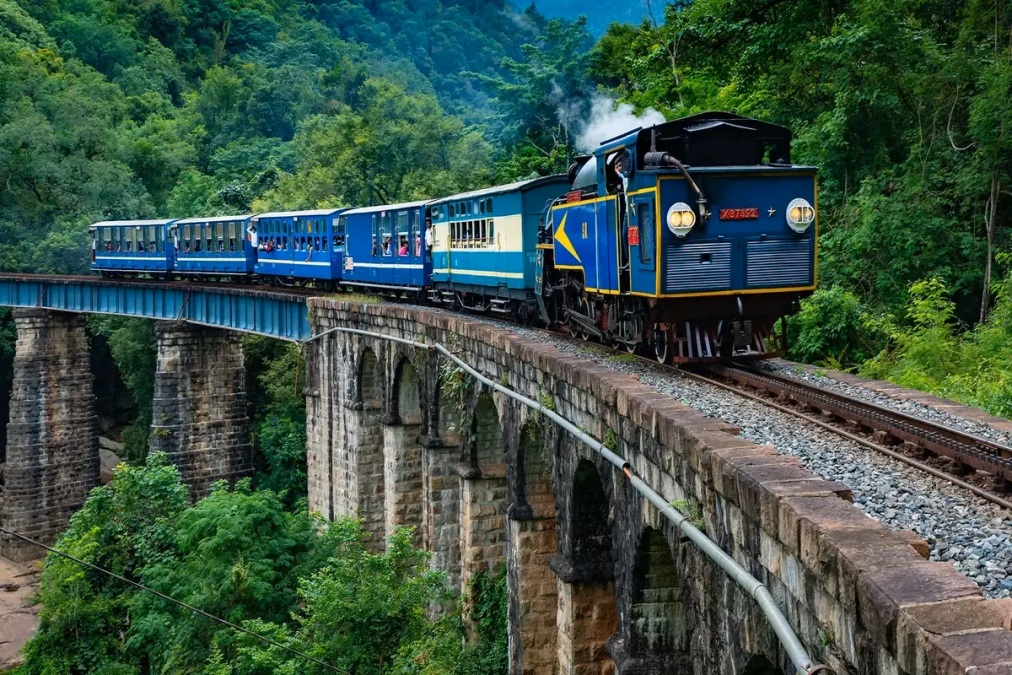 Comboio da Nilgiri Mountain Railway numa ponte entre Mettupalayam e Udhagamandalam