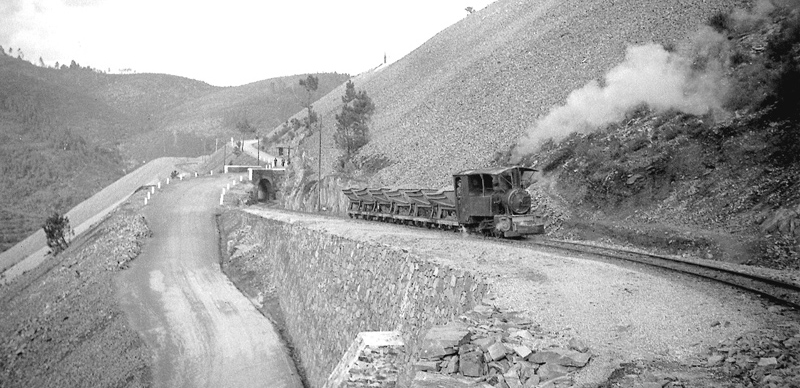 Locomotiva a vapor com uma composição de vagões no caminho de ferro do Cabeço do Pião