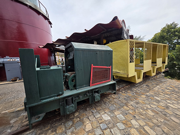 Locomotiva diesel DIEMA acompanhada por uma carruagem para transporte de mineiros no Museu Mineiro na Barroca Grande