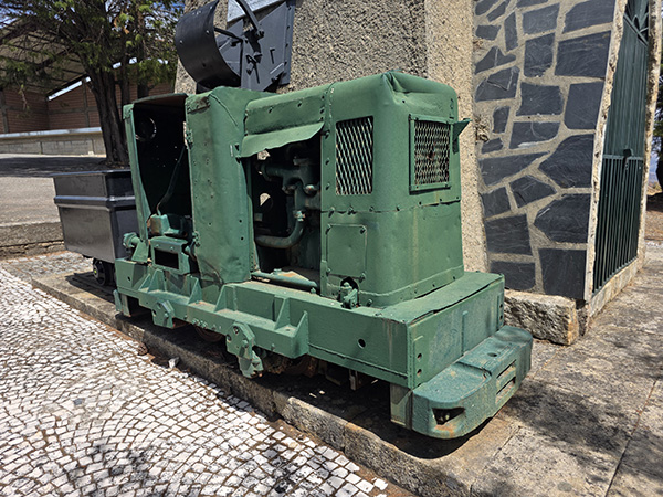 Locomotiva Ruston & Hornsby Size 20, classe DLU, preservada no Parque do Cristo Operário na Barroca Grande