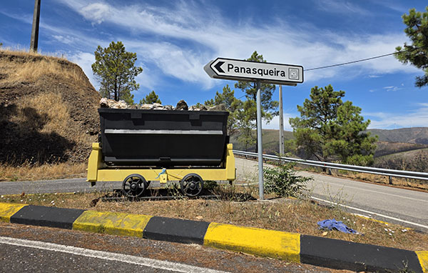 Vagoneta exposta junto à indicação da Panasqueira
